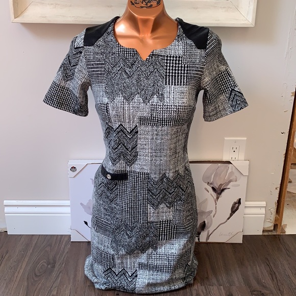 👗BRAND NEW Dress Black & White Pattern with faux leather on shoulder NWT - Picture 2 of 4